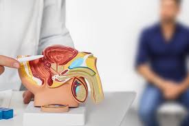 Hombre con trabajo de oficina y postura sedentaria prolongada durante la jornada laboral