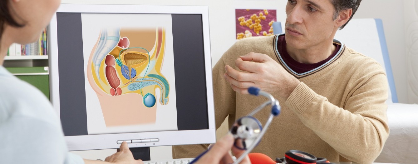 Hombre haciendo una pausa activa durante la jornada laboral para mejorar la circulación